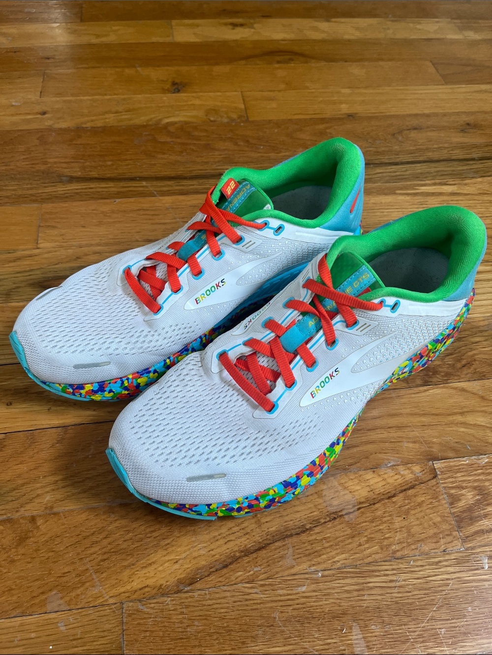 Brooks Adrenaline GTS 22 running shoes in the "Bowl O'" multicolor colorway - Picture 2 of 5